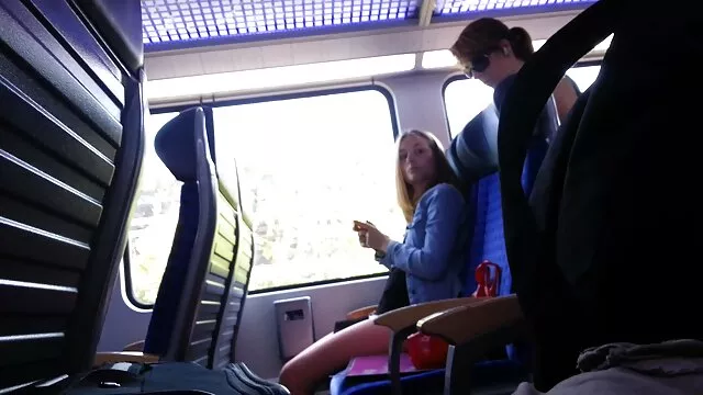 Pequeña chica es xnxx en español latino seducida por una pareja