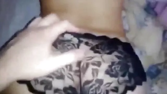 Linda ébano jugando sexo trios latinos con su novio blanco