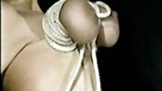La esposa caliente Karlie machos latinos follando Simon es perforada