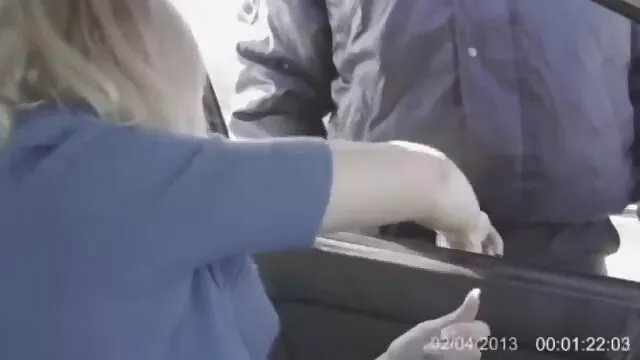Vaquera cabalgando sin pono latino piedad