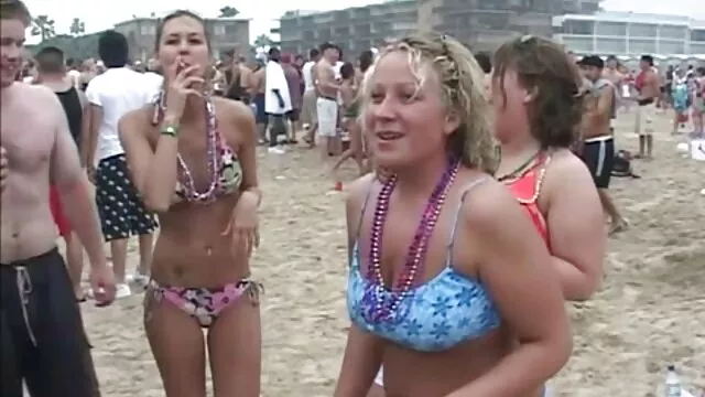 La chica friki Shelly usa sus latinos cojiendo gay gafas mientras chupa la polla