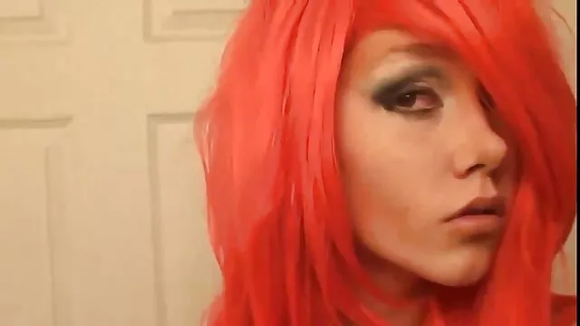 Adolescente flaca recibe un golpe en el coño sex latin gay por una polla larga